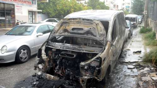 Καμμένο ΙΧ στα Εξάρχεια εξετάζεται για την βόμβα στο Εργασίας