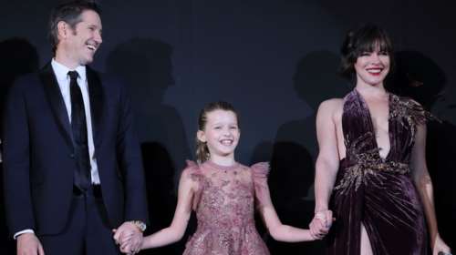 Η επική εμφάνιση της Μίλα Γιόβοβιτς στο κόκκινο χαλί μαζί με την κόρη της