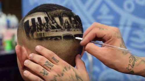 Κουρέας έφτιαξε τον Μυστικό Δείπνο στο κεφάλι πελάτη του