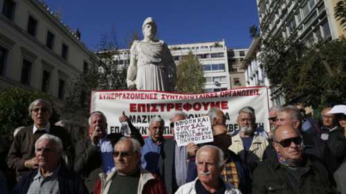 Στα Προπύλαια οι συνταξιούχοι για το επίδομα- «ψίχουλα»