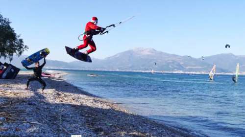 Ελκυθρο τέλος. Στην Πάτρα ο Αη Βασίλης έφτασε με... kite surf