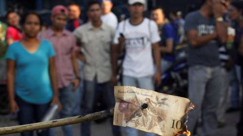 Χάος και συγκρούσεις στη Βενεζουέλα: Καίνε στους δρόμους τα μπολιβάρ