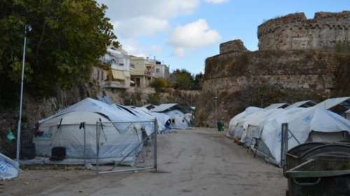 «Τρελό» ΙΧ στον προσφυγικό καταυλισμό στη Σούδα