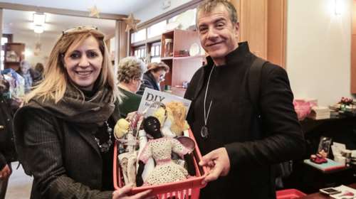 Ο Σταύρος Θεοδωράκης στο χριστουγεννιάτικο παζάρι του Χατζηκυριακείου