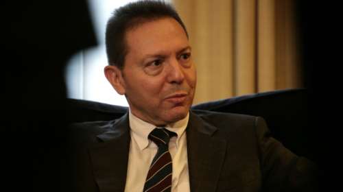 Στουρνάρας στους FT: Ποινές στις τράπεζες για τα κόκκινα δάνεια