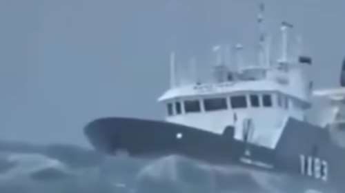 Δέκα πλοία δίνουν μάχη με τα φονικά κύματα