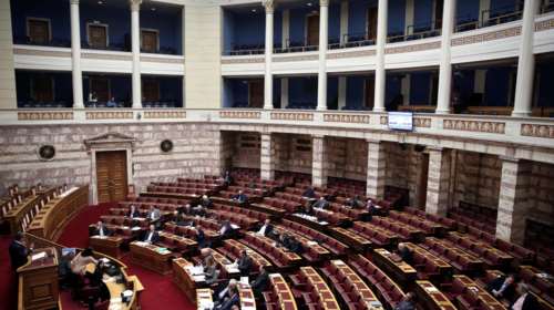 Σωρεία ξανά άσχετων τροπολογιών στη Βουλή  μαζί με το ΦΠΑ