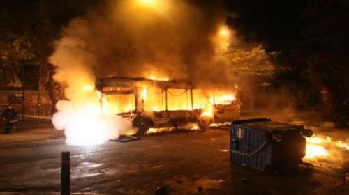 Πυρπόλησαν τρία τρόλεϊ μπροστά στο Πολυτεχνείο