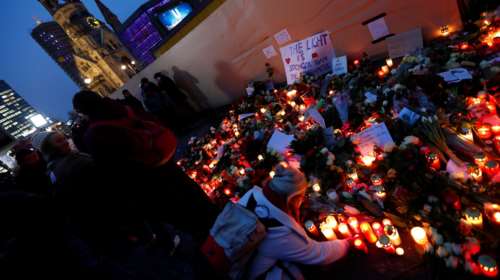 Θρήνος στο Βερολίνο για τους νεκρούς της Χριστουγεννιάτικης αγοράς