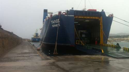 Τρία ρήγματα και εισροή υδάτων σε πλοίο που έδεσε στη Χίο