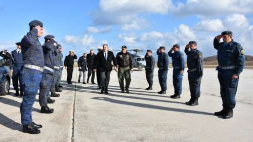 Τα «σταυροκοπήματα» του υπουργού Καμμένου στους πιλότους φωτό