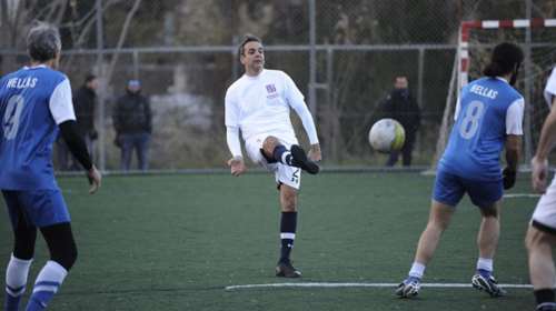 Ο Κυριάκος παίζει μπάλα με την Εθνική Αστέγων για καλό σκοπό