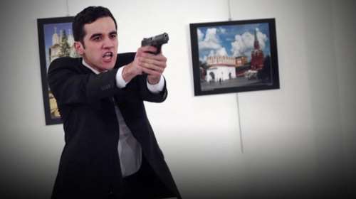 Ελεύθερη η οικογένεια του αστυνομικού που σκότωσε τον πρέσβη