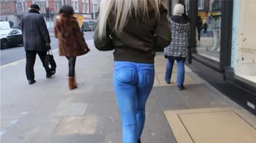 Μοντέλο κάνει βόλτες στο Λονδίνο χωρίς παντελόνι. Πόσοι θα το καταλάβουν;