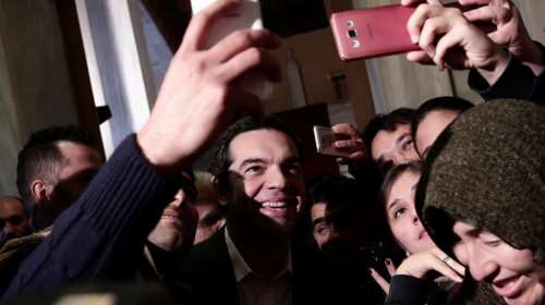 Oι selfies του Τσίπρα με τους πρόσφυγες στη Βουλή