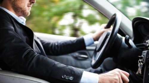 Ελληνική πρωτοτυπία: Έβαλαν ρατσιστή οδηγό να μεταφέρει αξιωματούχο της ΕΕ