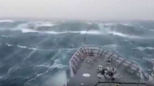 Oι 10 πιο επικές μάχες πλοίων με πελώρια υδάτινα «τέρατα»