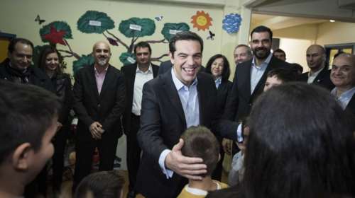 Ο Τσίπρας σε σχολείο της Καλαμάτας, δέχτηκε δώρα από μαθητές
