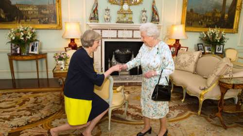 Η βασίλισσα Ελισάβετ έχει τρελά νεύρα με την πρωθυπουργό Μέι