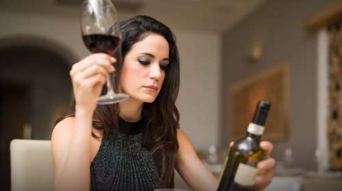 Θέλετε να ανάψετε τσιγάρο;Πιείτε πρώτα λίγο κόκκινο κρασί!