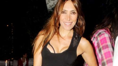 Το μαύρο φόρεμα της Χαραλαμπίδου με το ανοικτό φερμουάρ (ΦΩΤΟ)