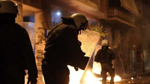 Επίθεση με βόμβες μολότοφ σε διμοιρία των ΜΑΤ στα Εξάρχεια