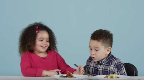 Παιδιά προσπαθούν να μαντέψουν τι τρώνε και από ποια χώρα