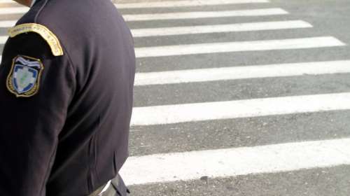 Οδηγός παρέσυρε εν υπηρεσία αστυνομικό σε πεζόδρομο