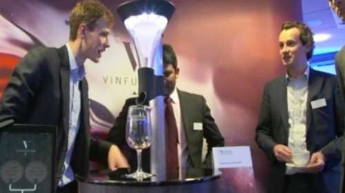 Ρομποτικός &quot;σομελιέ&quot; φέρνει το κρασί στα γούστα του πελάτη (ΒΙΝΤΕΟ)