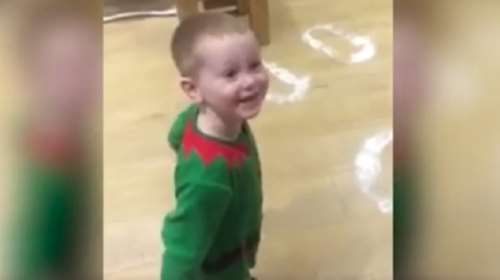 Πως αντιδρά ο μικρούλης όταν βλέπει τα πατήματα του Άη Βασίλη (ΒΙΝΤΕΟ)