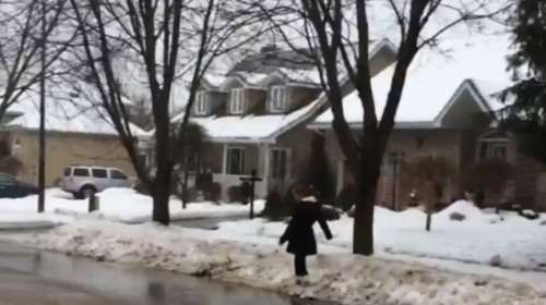 Mε παγοπέδιλα στους δρόμους του Οντάριο [βιντεο]