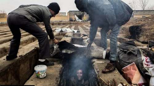 Εικόνες σοκ: Σε άδειους τάφους κοιμούνται άποροι &amp; τοξικομανείς στο Ιράν