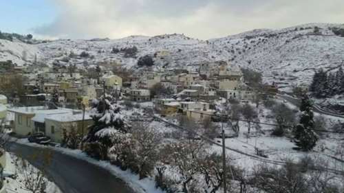 Χιονίζει στο Καστέλι Χανίων, κατολισθήσεις στην εθνική οδό Κισσάμου