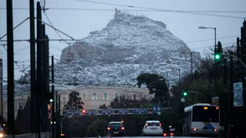Χιόνια στην Αθήνα: Το έστρωσε ακόμη και στο Σύνταγμα