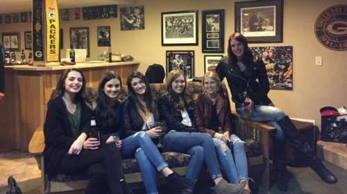 Μπορείτε να δείτε τα πόδια της κοπέλας που κάθεται στο κέντρο τoυ καναπέ;