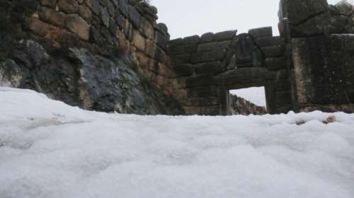 Χιονισμένη και η πύλη των Λεόντων στις Μυκήνες