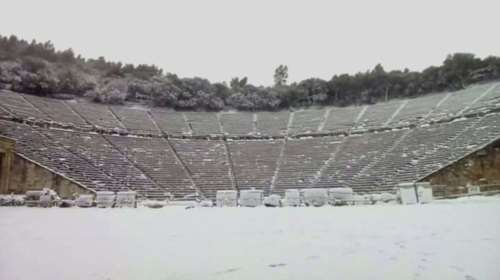 Πυκνό χιόνι κάλυψε το Αρχαίο Θέατρο της Επιδαύρου - πανέμορφες εικόνες
