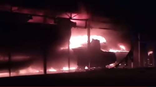 Φωτιά έκαψε ολοσχερώς κατάστημα με σκάφη αναψυχής  video