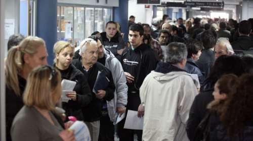 Λεηλασία του Δημοσίου στα εισοδήματα της μεσαίας τάξης με φόρους-εισφορές