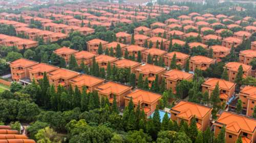 Το μυστηριώδες χωριό όπου όλοι είναι πλούσιοι και ζουν σε «φυλακές»