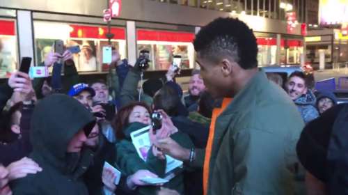 Αντετοκούμπο: Όχι δεν υπογράφω στη σημαία μας-Δείτε το βίντεο