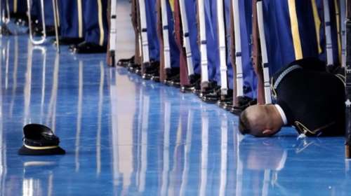 Ανδρας της Τιμητικής Φρουράς σωριάστηκε μπροστά στον Ομπάμα φωτό