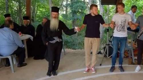 Τύφλα να έχει ο Πολούνιν: Ο παπάς που τα σπάει στο τσάμικο