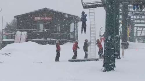 Σοκ: Ανήλικος κρεμάστηκε από λιφτ σε χιονοδρομικό κέντρο-Δείτε το βίντεο