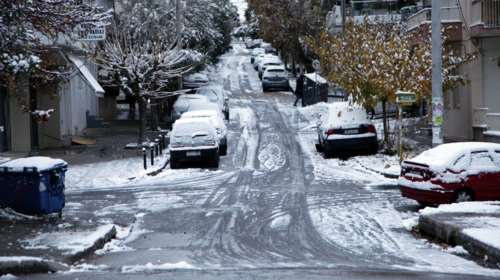 «Παγωμένη» η Αττική, με προβλήματα οι μετακινήσεις