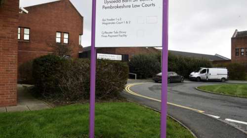 Βρετανία: 33χρονος έκοψε τον λαιμό του μέσα σε δικαστική αίθουσα