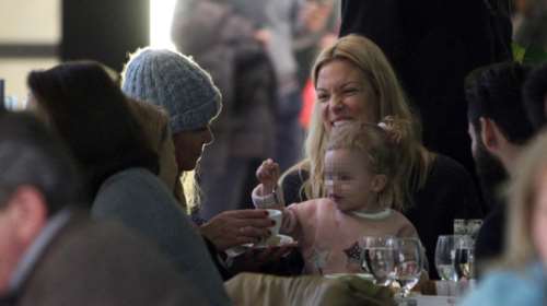 Βίκυ Καγιά: Βόλτα με την πανέμορφη κόρη της και τη μαμά της [Εικόνες]