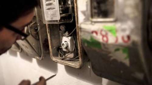 Δημοτικός σύμβουλος έδειρε τεχνίτη της ΔΕΗ γιατί άργησε να πάει σε βλάβη