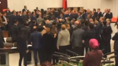 Πιάστηκαν στα χέρια στο τουρκικό κοινοβούλιο για τη συνταγματική αναθεώρηση