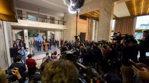 Δεκάδες δημοσιογράφοι στο Παλάτι των Εθνών στη Γενεύη